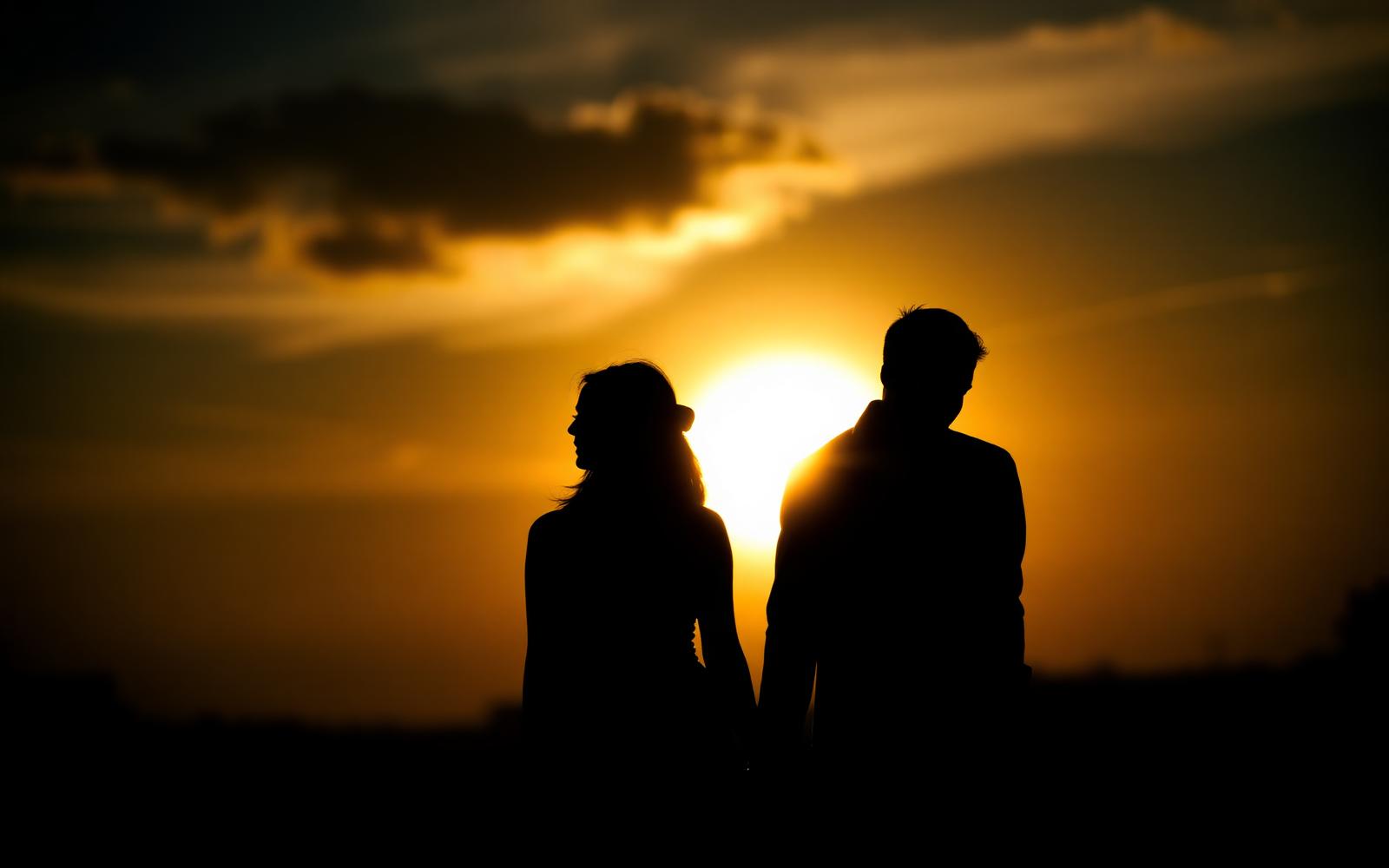 Casal em silhueta durante o pôr do sol